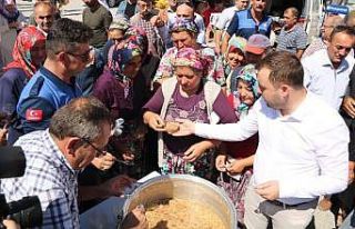 Başkan Yüksel aşure dağıttı