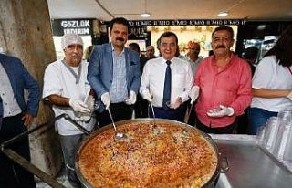 Batur’dan Konak’a aşure ikramı