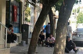 Belediye kapı önündeki masa sandalyeyi toplayınca...