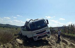 Belediye’ye ait hizmet aracı devrildi: 1 yaralı