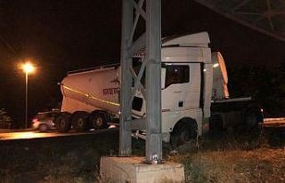 Bilecik’te devrilen tır maddi hasara yol açtı