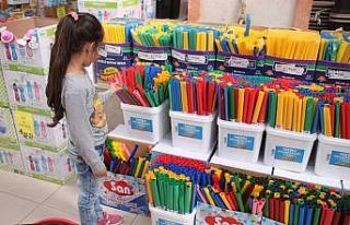 Bin 555 öğrenciye 78 bin liralık kırtasiye yardımı