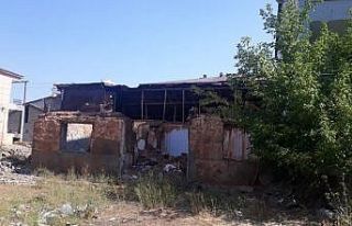 Bingöl’de metruk binalar yıkıldı