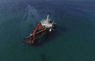 Bozcaada’da baştan karaya vuran gemi havadan görüntülendi