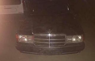 Çaldıkları arabanın üzerine not yazıp bıraktılar