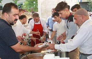 Cami cemaatine aşure dağıtıldı