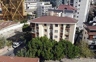 Camı kırılan dükkan, bina sakinlerini korkuttu