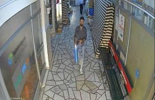 Camiye giren şahıs abdest alıp, namaz kıldı çıkışta...