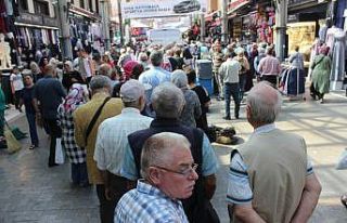 Çarşı esnafı aşure dağıttı