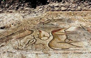 ‘Cennet Sahnesi’nin yer aldığı mozaik, defineciler...