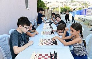 Çiğli sokaklarında satranç şenliği