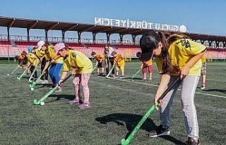 Çocuklar çim hokeyi ile tanıştı