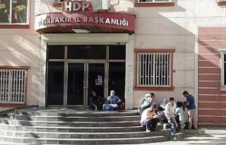 Çocukları dağa kaçırılan ailelerin HDP önündeki...