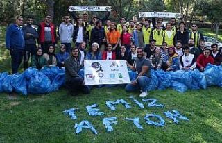 Çöpleri gönüllü olarak topladılar