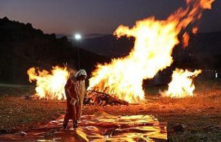 Dekan birlikteliğin temsili için ateş yakıp başından...