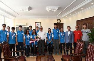 Deniz küreği şampiyonlarından Vali Pekmez’e...