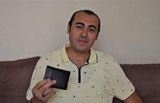 Denizlili fotoğrafçı bulduğu çantayı turistlere...