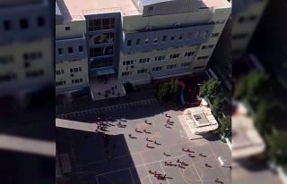 Depreme okulda yakalanan çocuklar koşarak dışarı...