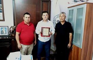 Devecilerden teşekkür ve plaket