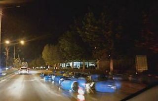 Devrilen kamyonetteki nektar dolu bidonlar yola savruldu