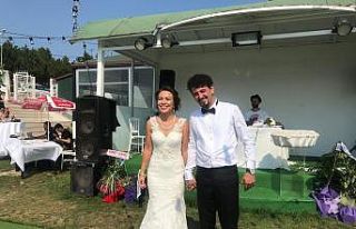 Dindar ailesinin mutlu günü