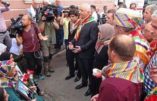 Diyarbakır’da HDP il binası önünde oturma eylemi...