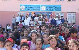 Diyarbakır’da köy okulu şenlik havasında eğitime...