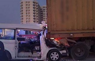 Dubai’de işçileri taşıyan minibüs kamyona çarptı:...