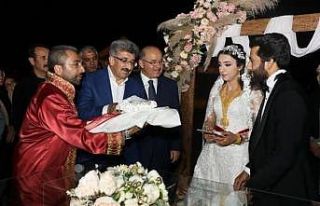 Düğünlerinde doğa için 500 adet fidan dağıttılar