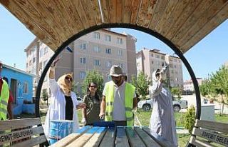 Edremit’te banklara kadın eli değdi