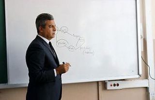 Eğitimde bir ilk, milli eğitim müdürü sınıfta...