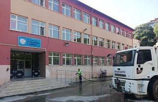 Ekipler okul çevrelerinde temizlik seferberliği...