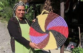 Ekmeğini buğday sapından çıkarıyor