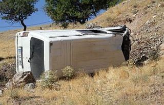 Elazığ’da minibüs şarampole yuvarlandı : 2...