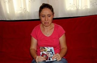 Eşinin dönmesini gözyaşları içinde bekliyor