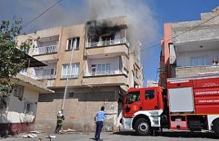 Eşyaları balkondan atıp evi ateşe verdi