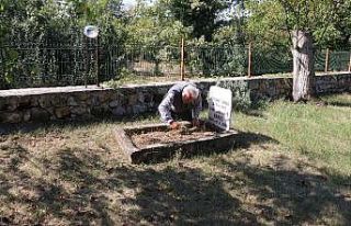 Evinin bahçesinde mezar yaptığı köpeğini unutamıyor