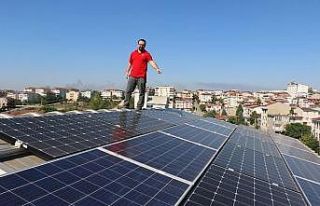 Evinin çatısında ürettiği elektriği dağıtım...