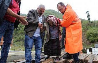 Evlerinin önü balçıkla dolunca evlerinde mahsur...