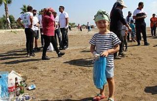 Finike sahilinden 350 kilo çöp toplandı