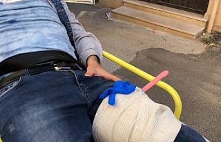 Gasp ettiler, dizine bıçak sapladılar