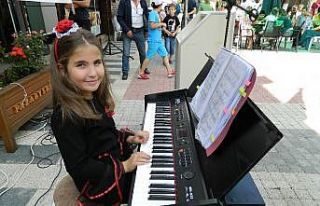 Geleceğin başarılı piyano sanatçısından örnek...