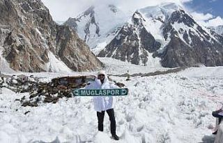 Gittiği yere takımının rengini götürüyor