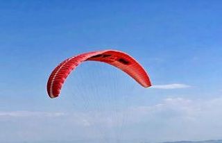 Gökyüzü paraşütlerle renklendi