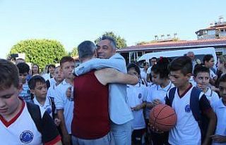 Göreve iade edilen okul müdürü çiçeklerle ve...