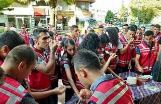 Göreve yeni başlayan polislere manda yoğurdu ikramı