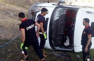 Gürpınar’da minibüs devrildi