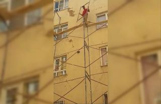 Güvenlik önlemi almadan iskeleye çıkan işçiler...