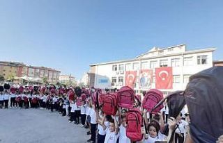 Hayırsever veli 290 öğrenciye çanta hediye etti