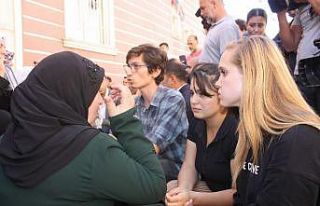 HDP önündeki ailelere en anlamlı destek